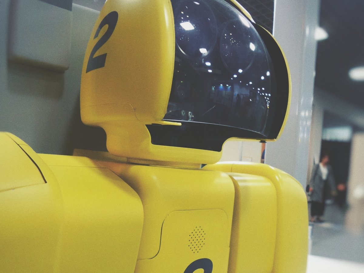 В Японии появился робот-кассир, им управляют операторы. В России роботы круче