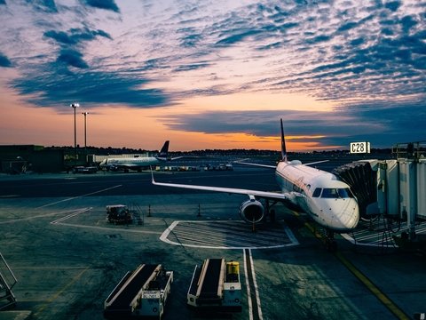 В Тайване соскучившихся по путешествиям граждан катают на самолётах