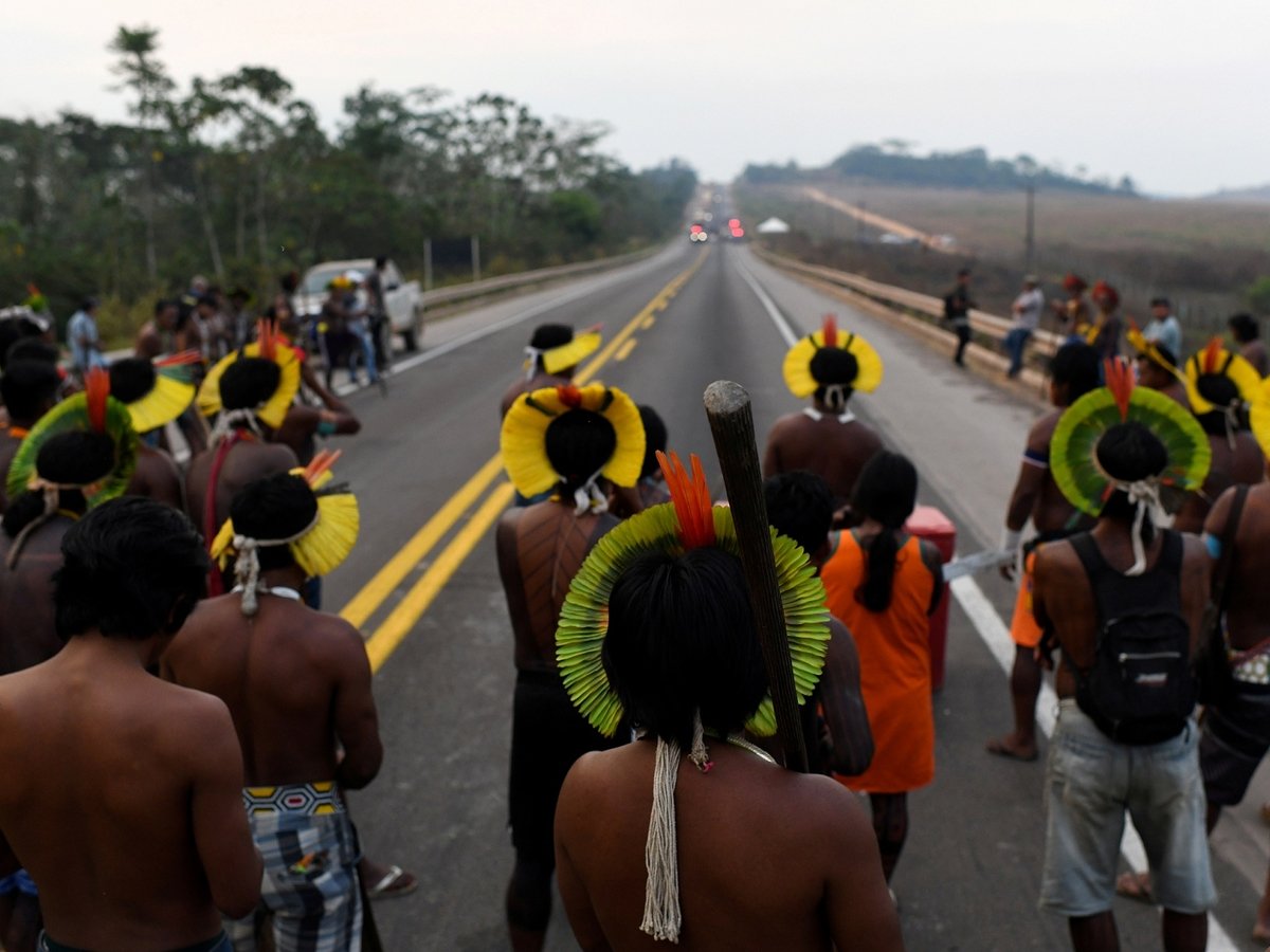 Бразильские племена требуют защиты от Covid-19 и блокируют шоссе (фото)