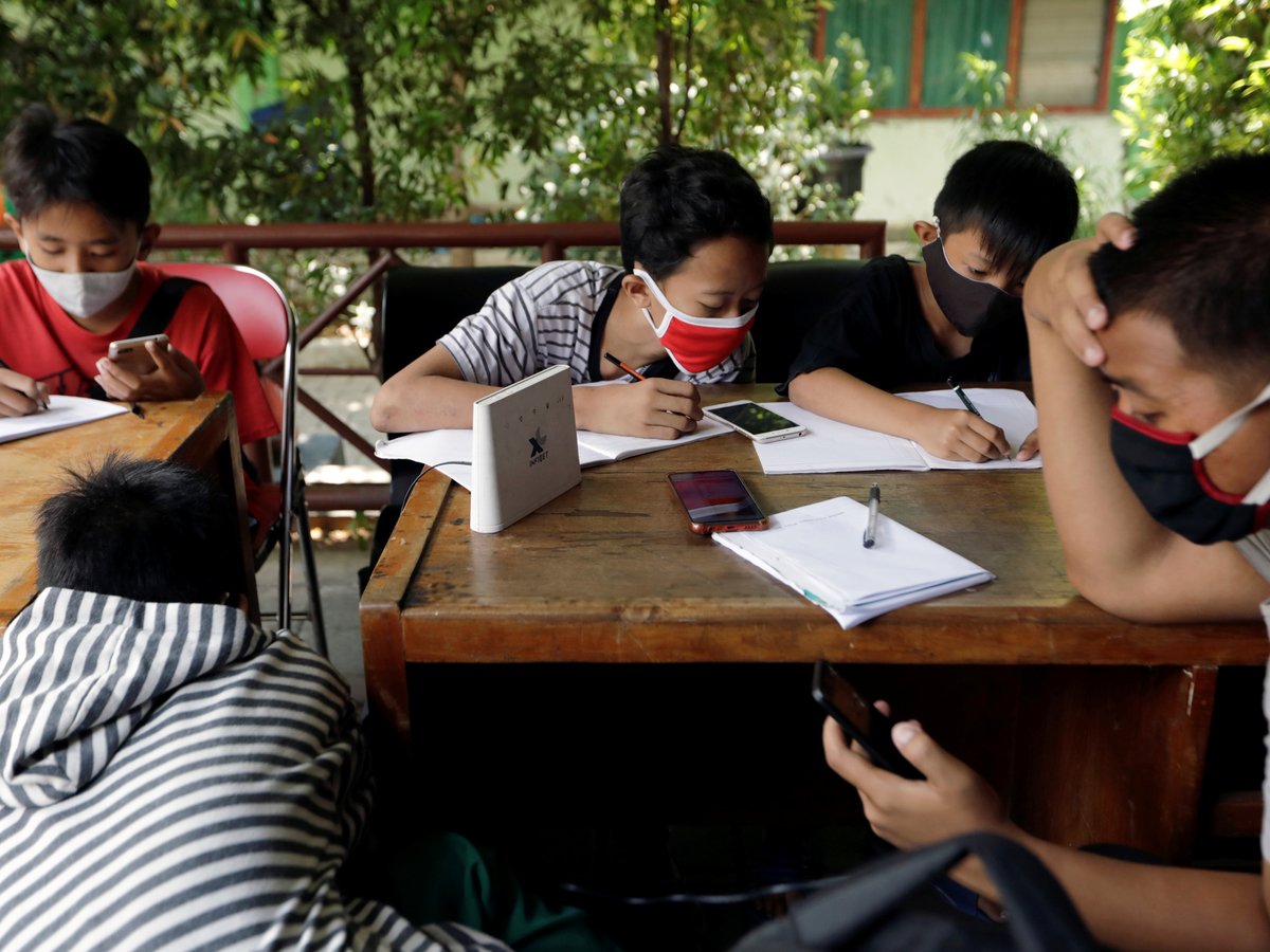 В Индонезии ученики сдают мусор, чтобы получить доступ в интернет 