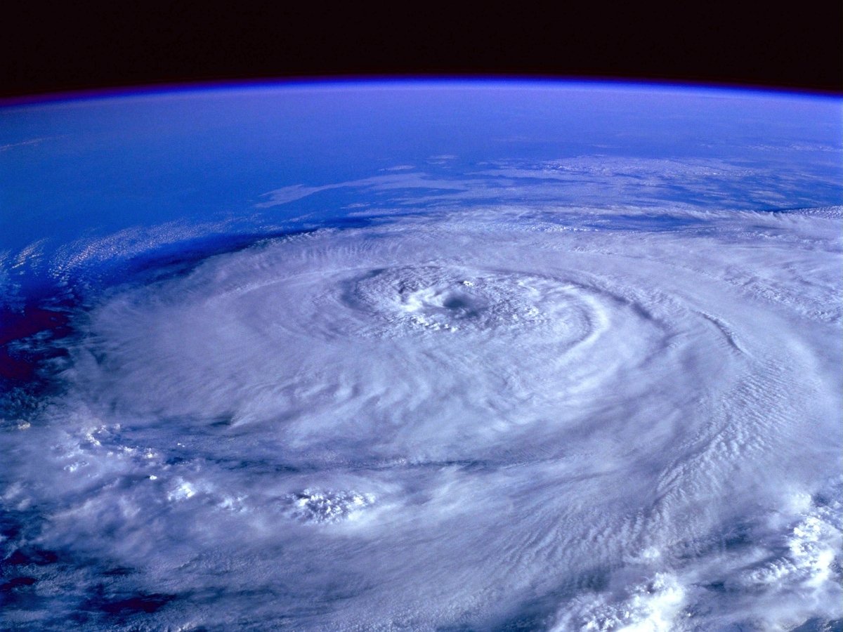 2020 не унимается: теперь безопасности людей угрожают зомби-ураганы