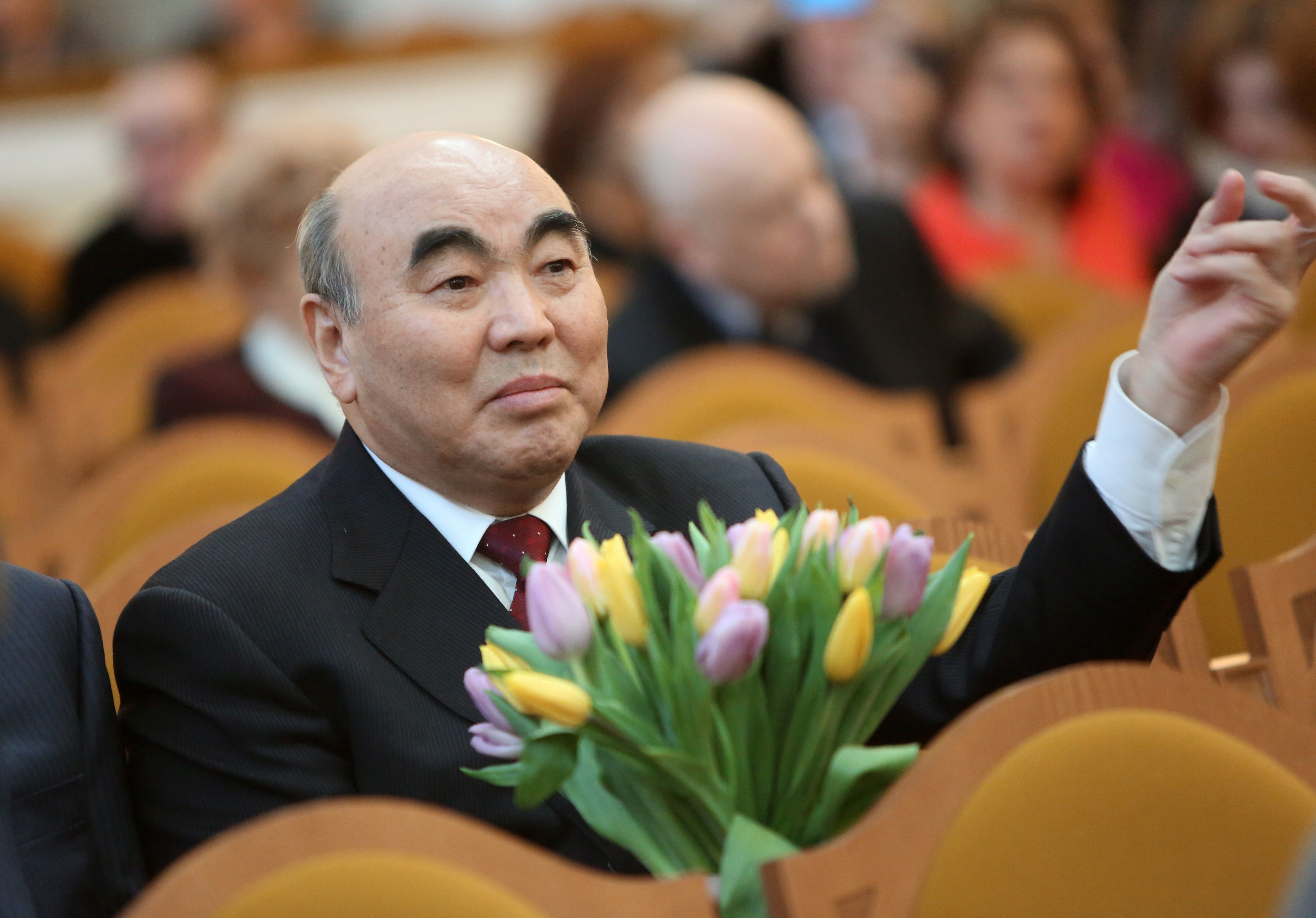Аскар Акаев с тюльпанами