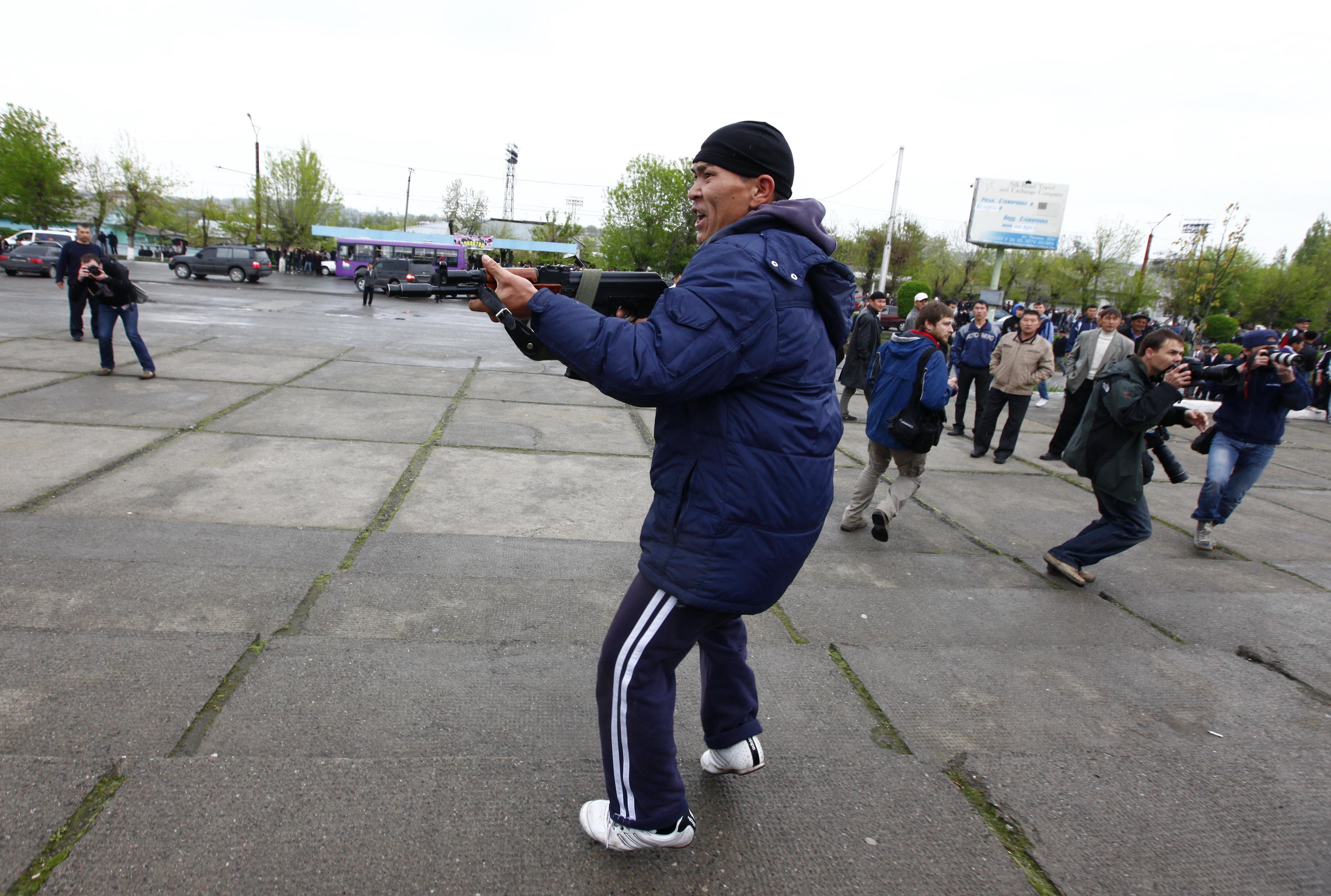 Охрана Курманбека Бакиева отступает от жителей города Ош