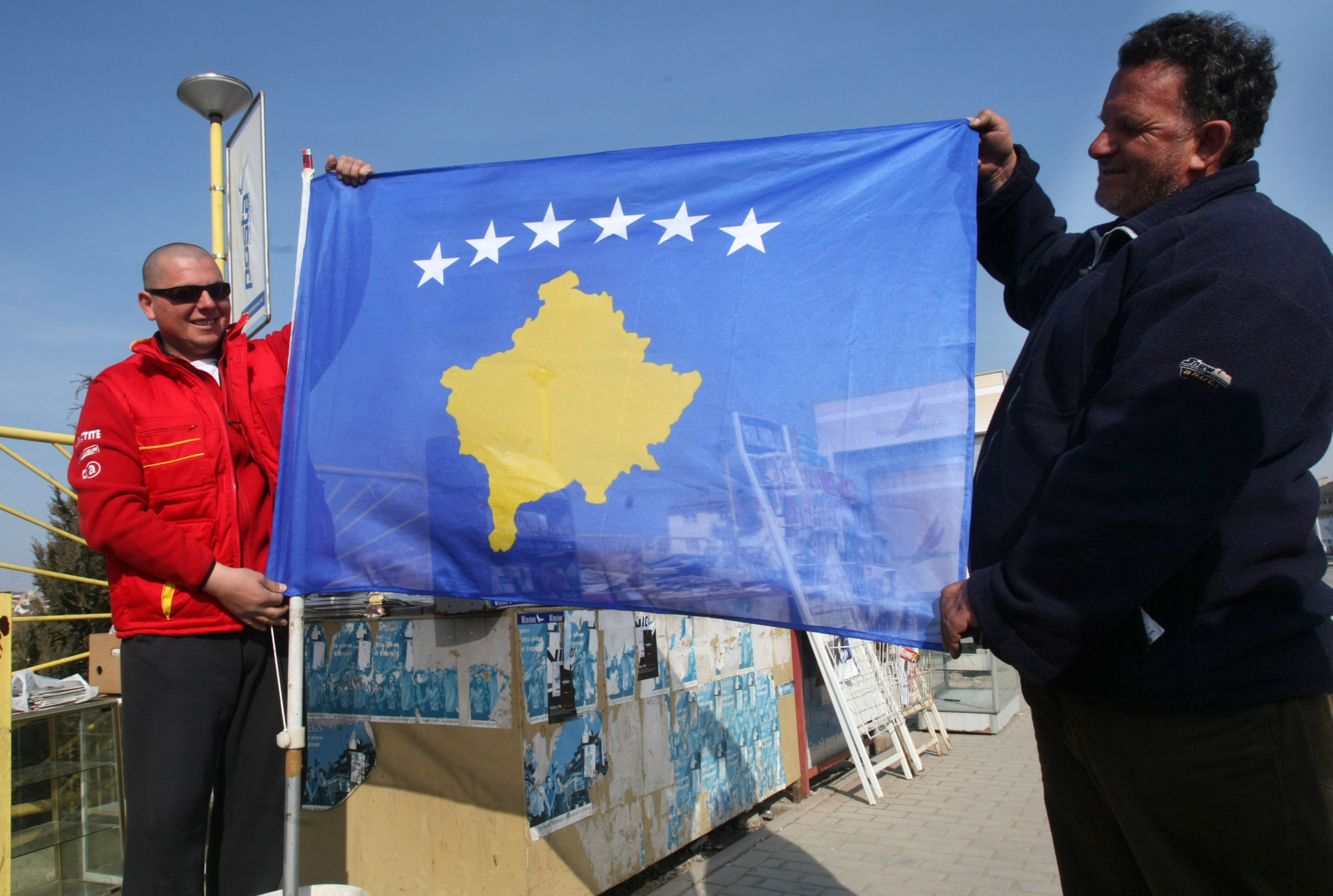 Жители Приштины с флагом свободной республики Косово