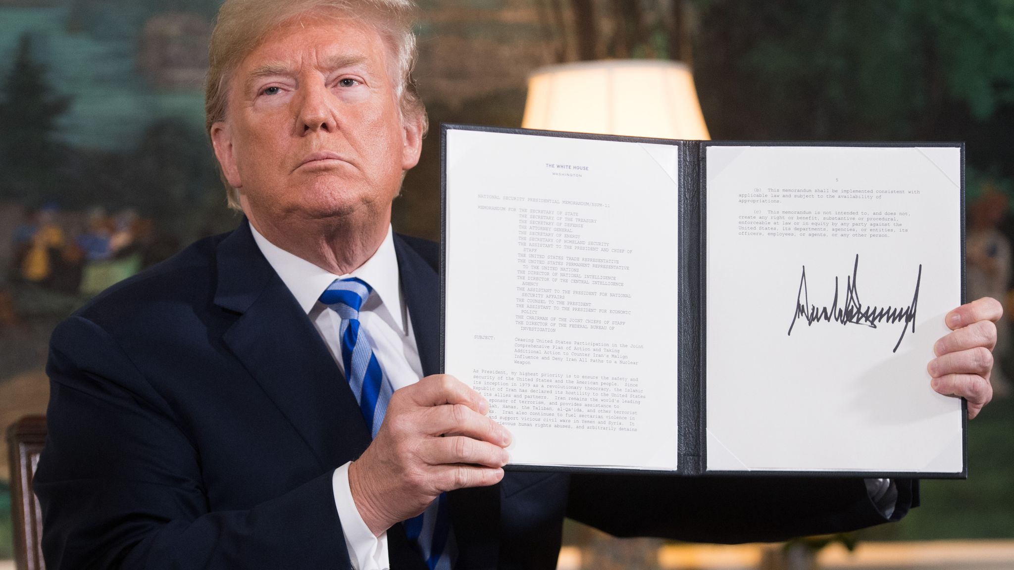 Трамп подписывает документ о возобновлении санкций