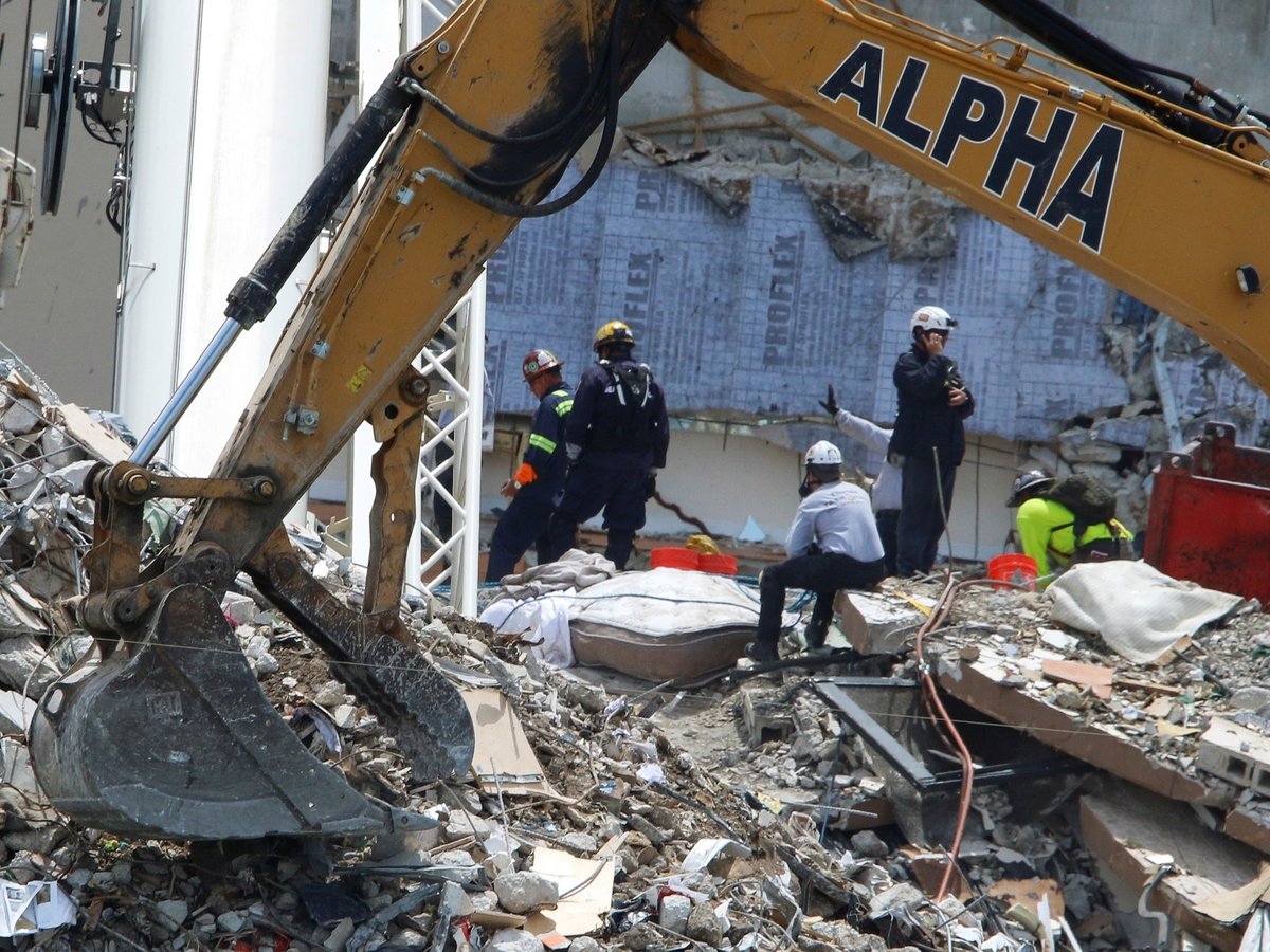 В США 150 человек числятся пропавшими после обрушения дома. Погибли 11 человек