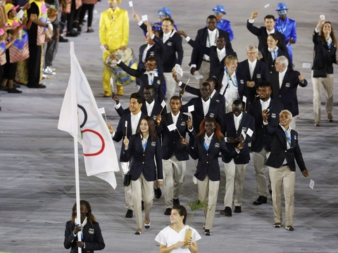 На Олимпиаде выступает команда с выдуманным флагом и гимном — сборная беженцев