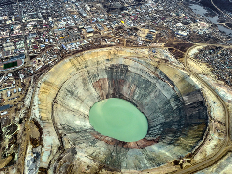 Алмазное проклятие: невероятная история воронки “Мир” в Якутии