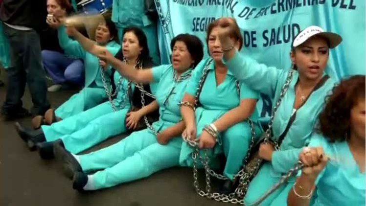 البيرو.. ممرضات حافيات يتظاهرن على سوء ظروف العمل (فيديو)