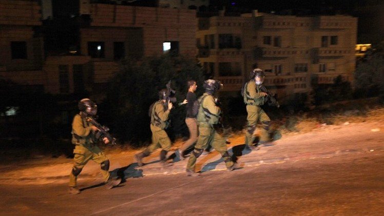 إسرائيل تعتقل 37 فلسطينيا في إطار عملية البحث عن مخطوفيها