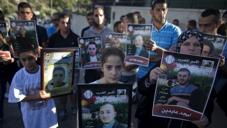 الأسرى الفلسطينيون يعلقون إضرابهم عن الطعام بعد اتفاق مع مصلحة السجون الإسرائيلية