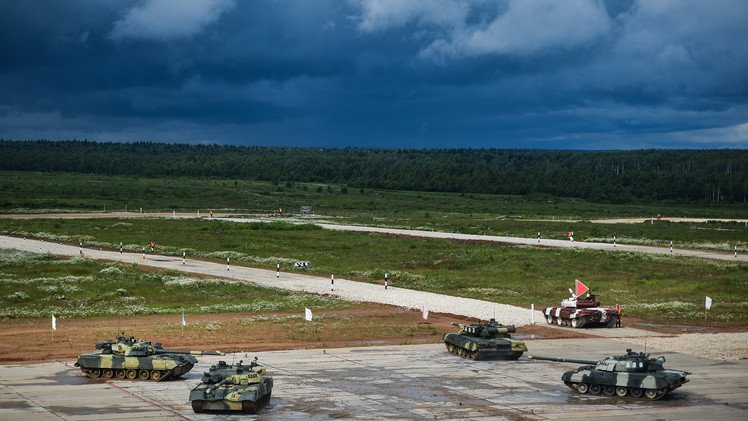 وفد عسكري كويتي يزور سباقات بياتلون الدبابات في ضواحي موسكو