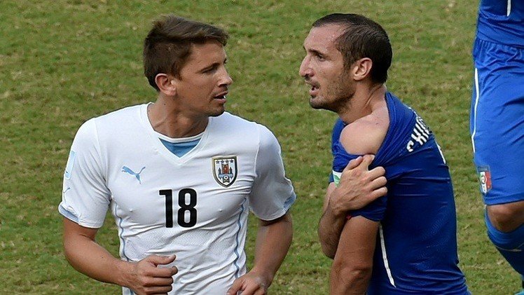 الفيفا يبحث عن عقوبة للهدّاف العضّاض.. مرة أخرى لم يعرف من أين تعضّ الكتف 