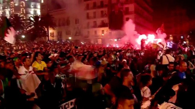 بالفيديو... الجزائر تحتفل بتأهل منتخبها الوطني الى الدور الـ16 في كأس العالم بكرة القدم