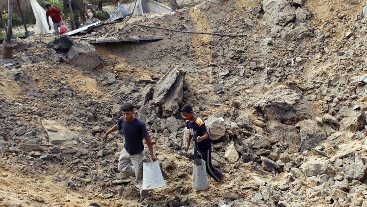 مقتل شخصين في غارة إسرائيلية على سيارة بقطاع غزة