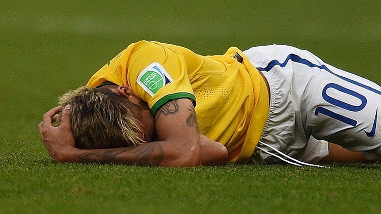 طبيب المنتخب البرازيلي يطمئن السامبا على حالة نيمار