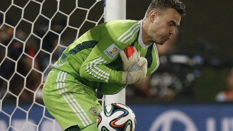 تغريم الاتحاد الجزائري لاستخدام مشجعي منتخبه الليزر في وجه حارس روسيا