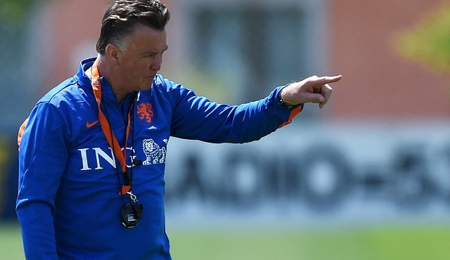 فان خال مدرب مانشستر يونايتد يأمل بضم الهولندي ستروتمان والأوروغواني كافاني