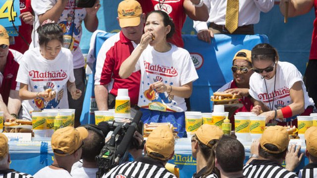 أمريكية تزن 50 كلغ تفوز بمسابقة تناول السجق