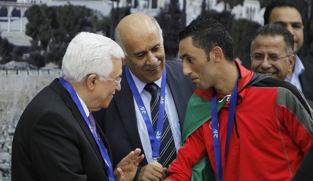 عباس والفلسطينيون يستقبلون فريق الفدائيين بعد إنجازهم التاريخي بالفوز بكأس التحدي الآسيوي