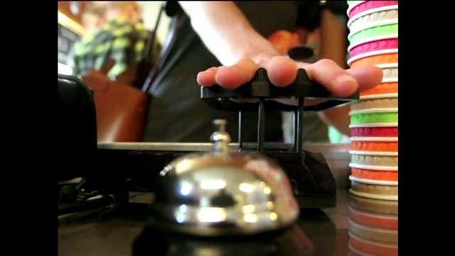 طلاب سويديون يخترعون نظام دفع براحة اليد (فيديو)