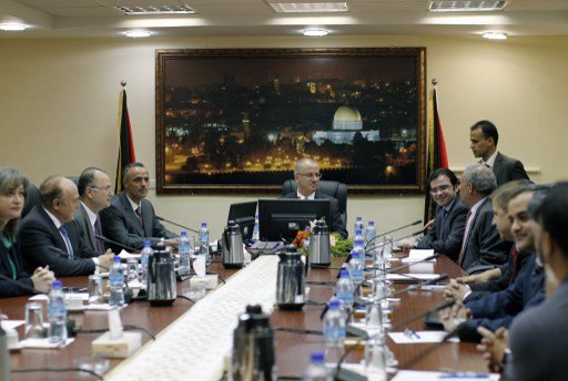 انعقاد أولى جلسات الحكومة الفلسطينية في رام الله واسرائيل تمنع وزراء غزة من الحضور