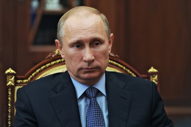 بوتين ينفي وجود عسكريين روس في شرق أوكرانيا ويدعو الى تسوية الأزمة عبر الحوار
