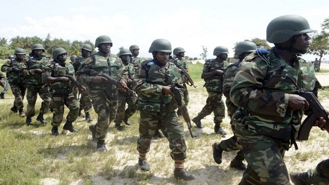 الجيش النيجيري ينفي محاكمة 10 من جنرالاته