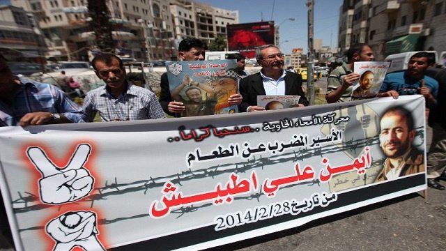 المئات في رام الله يحتشدون دعما لإضراب المعتقلين الفلسطينين