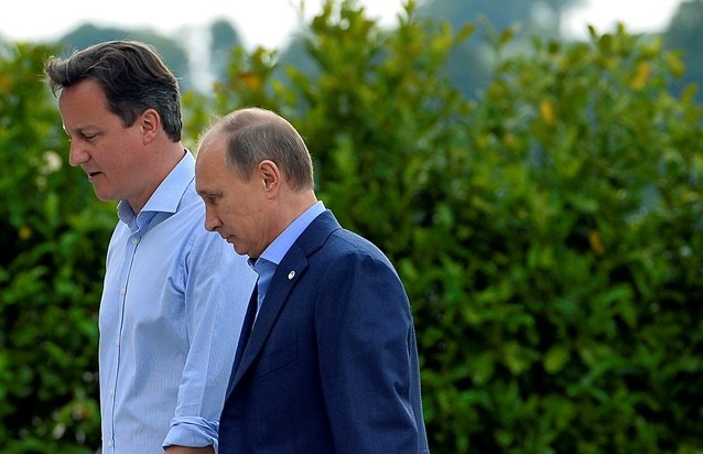 بوتين يتحدث مع بوروشينكو أثناء توجهه الى الغداء على هامش لقاءاته في فرنسا