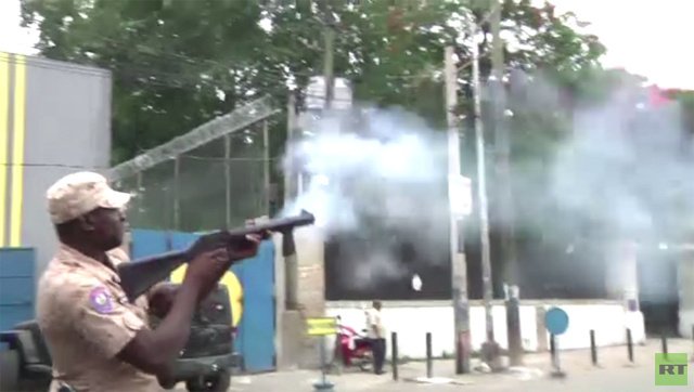 بالفيديو: تفريق مظاهرة تطالب الرئيس بالتنحي بالغاز المسيل للدموع في هايتي