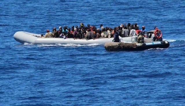 البحرية التونسية تنقذ 67 مهاجرا افريقيا كانوا على متن زورق مطاطي