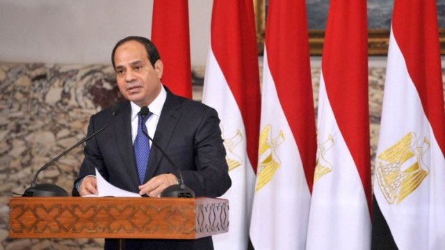 السيسي يعيد تكليف محلب بتشكيل حكومة جديدة في مصر