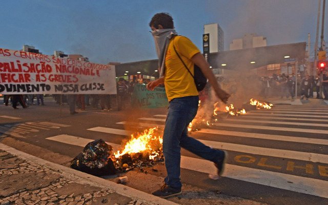 الشرطة البرازيلية تستخدم الغاز المسيل للدموع لتفريق المتظاهرين في ساو باولو