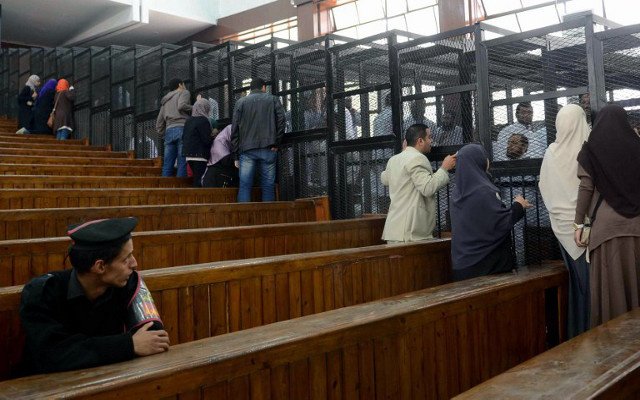 محكمة مصرية تقضي بحبس 112 من أنصار الإخوان