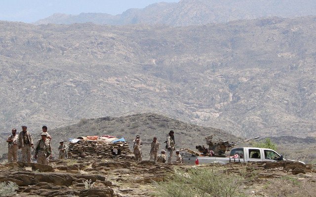 الطيران اليمني يقصف مواقع مسلحين مسؤولين عن تخريب شبكة الكهرباء