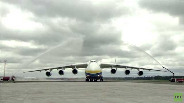 بالفيديو.. أكبر طائرة في العالم تهبط في لاتفيا