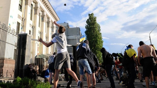 الاتحاد الأوروبي يدين الهجوم على السفارة الروسية في كييف