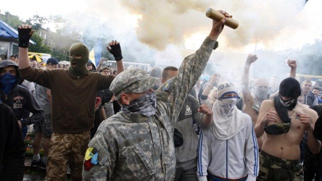 الشرطة الأوكرانية تعتقل 3 نشطاء شاركوا في الهجوم على سفارة روسيا في كييف وتفتح تحقيقا فيه