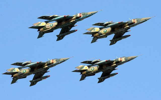 الجيش الباكستاني يقصف مخابئ لمتشددين بعد الهجوم على مطار كراتشي