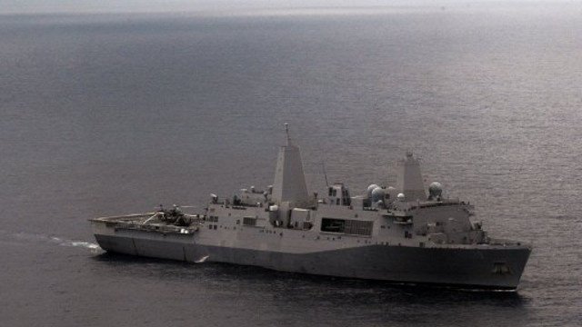 سفينة حربية أمريكية تحمل على متنها 550 من مشاة البحرية تدخل مياه الخليج