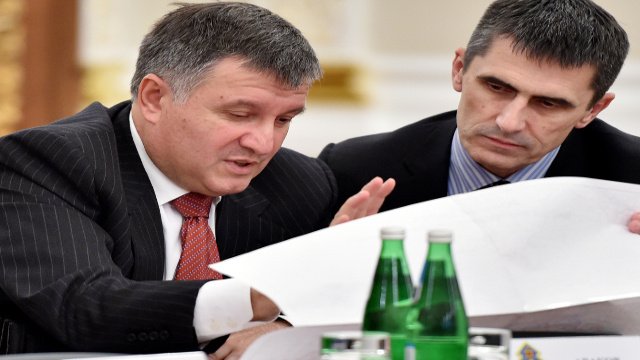 كييف تعلن عزمها على فتح ممر لانسحاب كتائب الدفاع الذاتي خارج البلاد