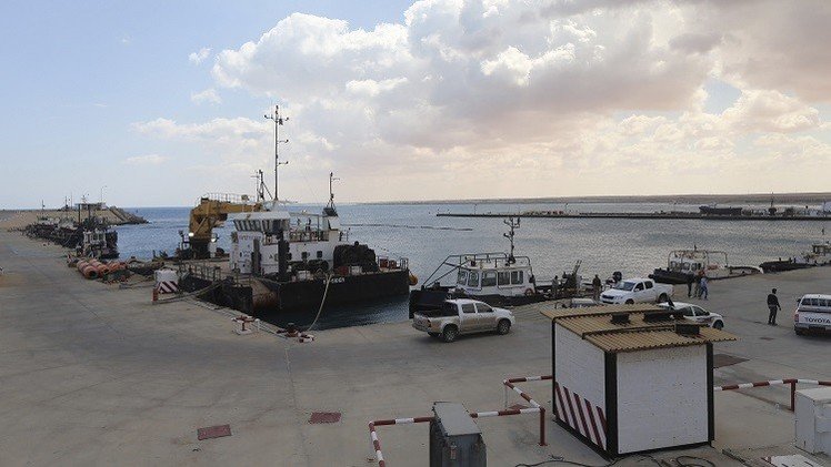 مسلحون في شرق ليبيا يوافقون على إعادة فتح ميناءين نفطيين