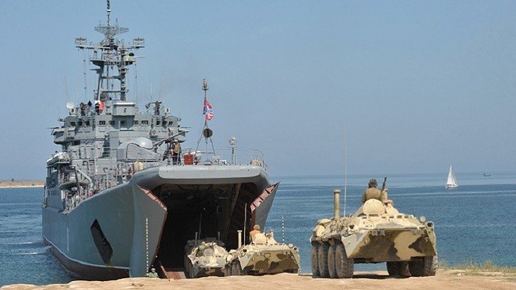 انطلاق مناورات عسكرية روسية واسعة النطاق في البحر الأسود (فيديو)