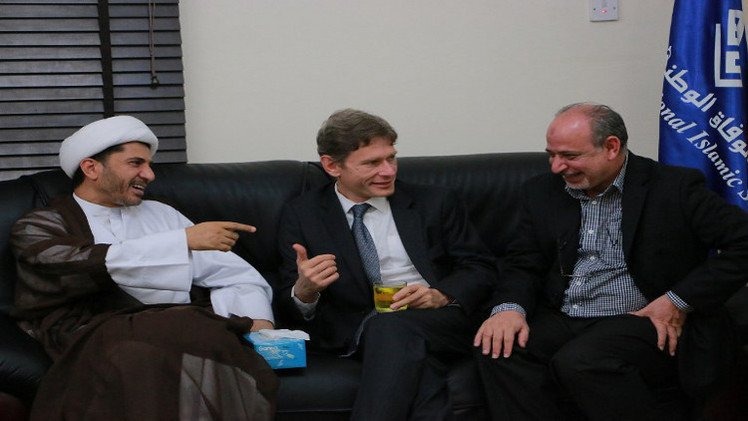 نيابة البحرين تتهم زعيما للمعارضة بالاتصال بجهة أجنبية بشكل مخالف القانون