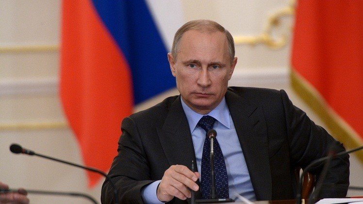 الرئيس بوتين يتسلم علم استضافة روسيا لمونديال 2018 في نهائي كأس العالم