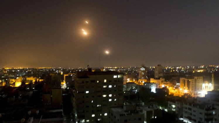 الجيش الإسرائيلي يجدد دعوته لسكان غزة بإخلاء منازلهم وصواريخ القسام تصل تل أبيب (فيديو)