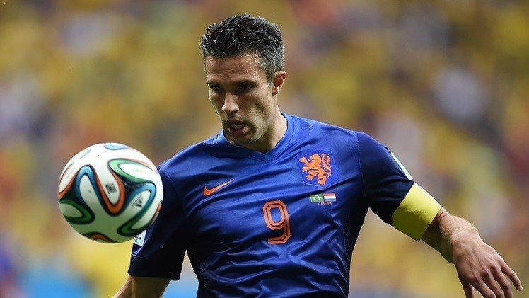 فان بيرسي يسجل الهدف رقم 100 في الشباك البرازيلية