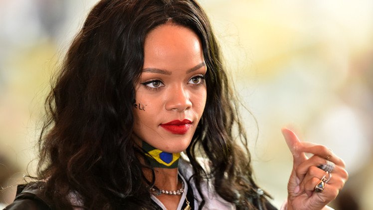 ريهانا تحتفل مع المنتخب الألماني بخلع ملابسها