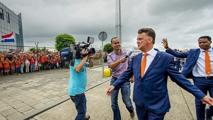 فان غال يبدأ مهامه في مانشستر يونايتد